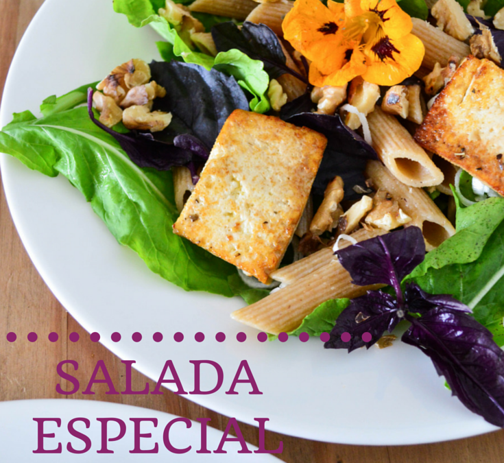 Salada especial de rúcula, penne e tofu grelhado